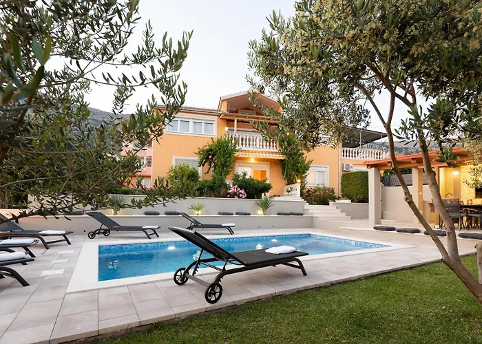 Mary - With Private Pool & Garden