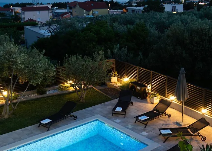 Mary - With Private Pool & Garden Apartment