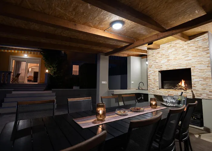 Mary - With Private Pool & Garden Apartment *