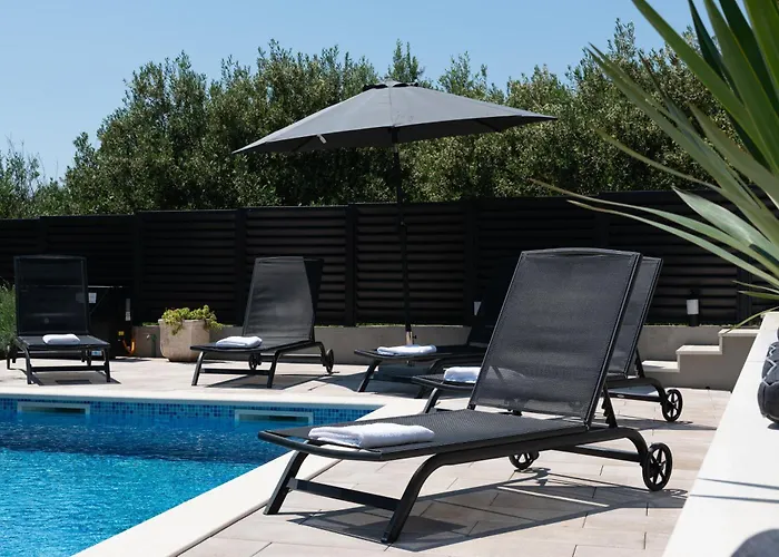 Apartment Mary - With Private Pool & Garden *