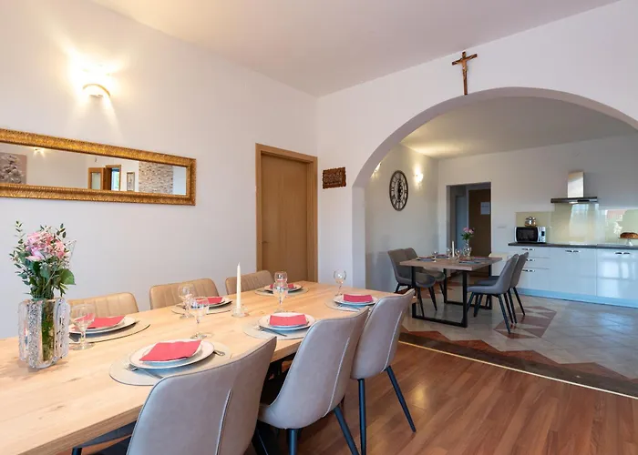 Mary - With Private Pool & Garden Apartment Kaštela