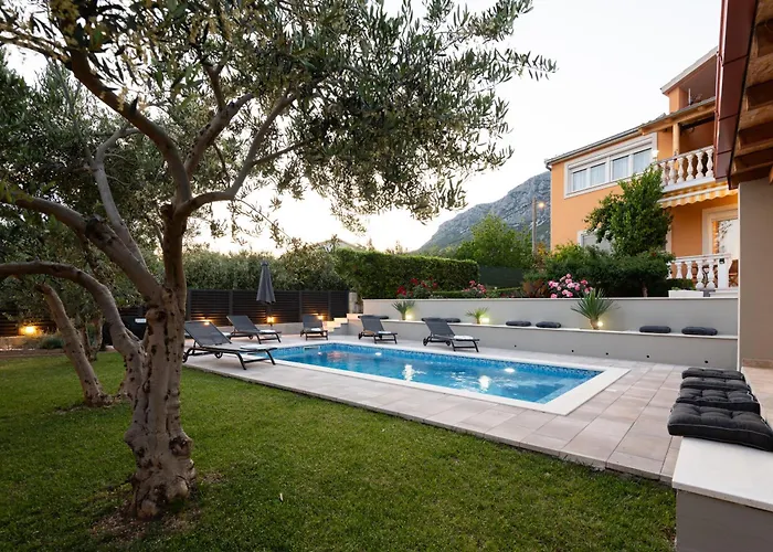 Apartment Mary - With Private Pool & Garden Kaštela