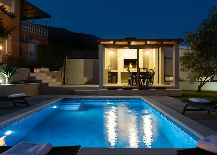 Mary - With Private Pool & Garden *