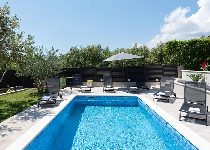 Mary - With Private Pool & Garden