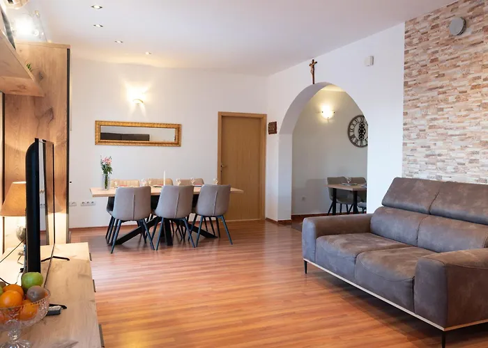 Mary - With Private Pool & Garden Apartment