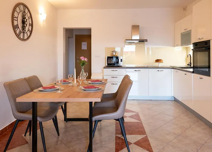 Mary - With Private Pool & Garden Apartment *