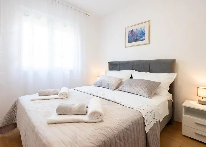 Apartment Mary - With Private Pool & Garden *
