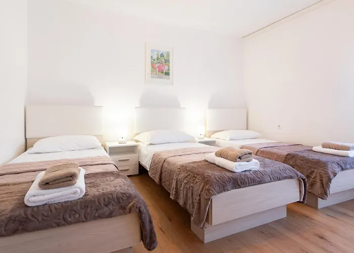Apartment Mary - With Private Pool & Garden Kaštela