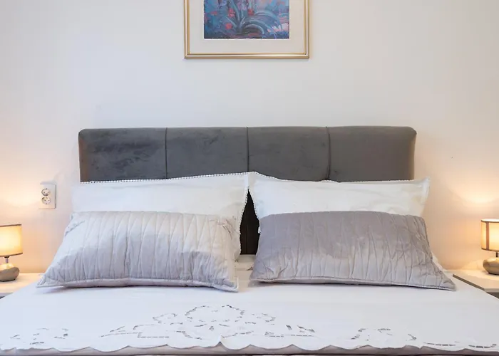 Mary - With Private Pool & Garden Apartment
