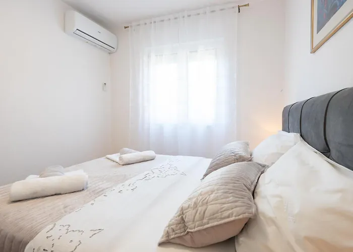 Mary - With Private Pool & Garden Apartment *
