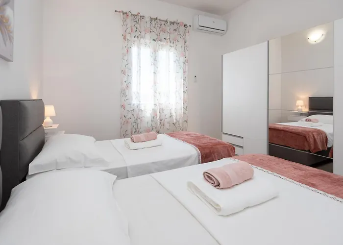 Mary - With Private Pool & Garden Apartment