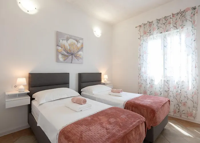 Mary - With Private Pool & Garden Apartment *